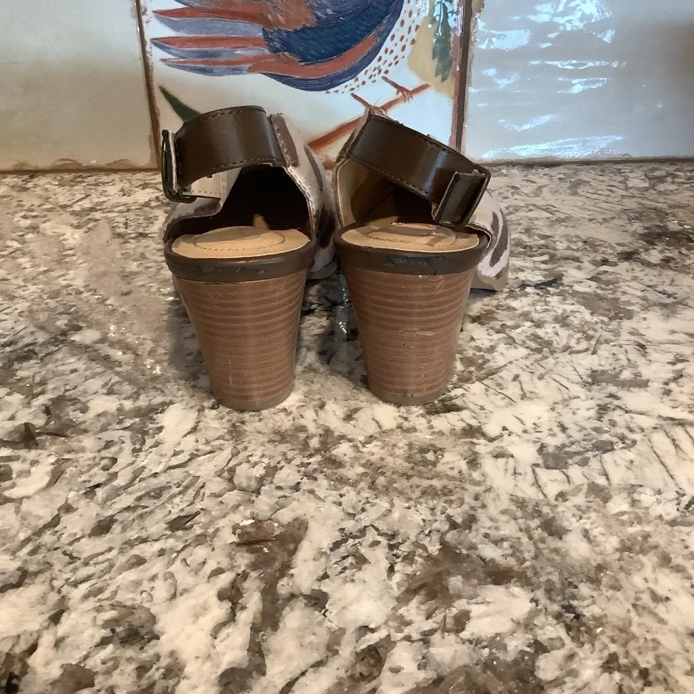 Stylish Brown and Cream Women's Slingback Shoes - Picture 4 of 5